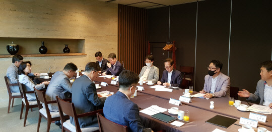 KDTI(Korea DT Initiative) 참여 기업들이 협의체 출범을 앞두고 활동계획을 협의하고 있다. 산기협 제공